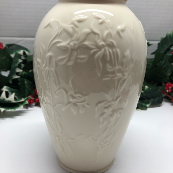 Lenox Ivory Porcelain 7.25”H Vase With Embossed Iris Flowers Good Trim EUC USA - Picture 9 of 9